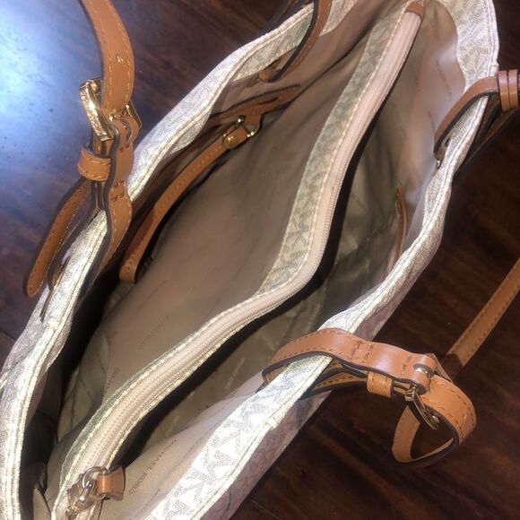 MICHAEL KORS White & Grey Jet Set Coated Canvas and Brown Leather Shoulder Bag - Picture 5 of 17